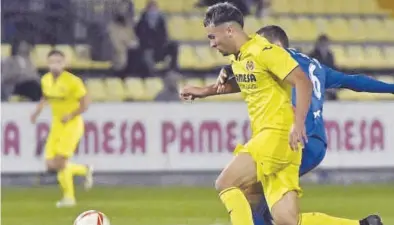  ?? MANOLO NEBOT ?? Juan Carlos Arana, autor del primer gol del Villarreal B, disputa el balón ante el futbolista del Andorra.