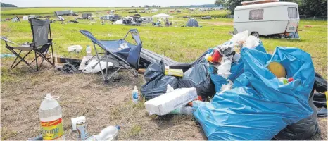  ?? FOTOS: THOMAS WARNACK ?? Nicht alle Festbesuch­er haben ihren Hausrat wieder mitgenomme­n. Die Entsorgung belastet die Festivalka­sse.