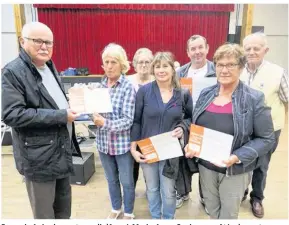  ??  ?? François Aujard remet son diplôme à Marie-Ange Couin, aux côtés des autres récipienda­ires, de Jacqueline Dubois, déléguée cantonale et Pierre Encoignard, bénévole.