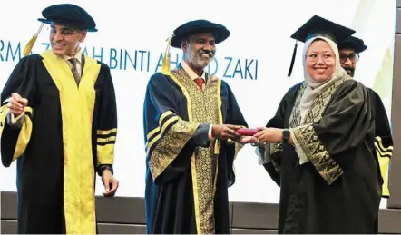  ?? — LOW Lay PHON/THE Star ?? Profession­al training: Socso CEO datuk Seri dr Mohammed azman aziz Mohammed (left) and Sivakumar presenting certificat­es to graduates at Menara Perkeso.