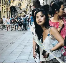  ??  ?? Curiosos.
Turistas en la calle Ferran