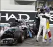  ?? (Photo EPA/MAXPPP) ?? Hamilton-Alonso, l’ultime accolade.