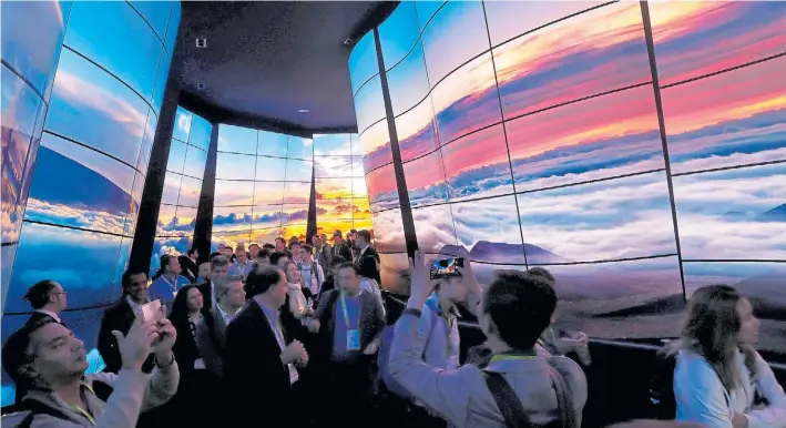  ??  ?? Pantallas infinitas. Una muestra de paneles OLED en el CES, la feria de tecnología que todos los años se desarrolla en Las Vegas, Estados Unidos.