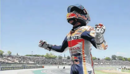  ?? ALBERT GEA / REUTERS ?? El piloto español Marc Márquez celebra su victoria en el GP de Cataluña, ayer.