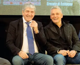  ??  ?? Nella leggenda Paolo Rossi e Roberto Baggio divertiti sul palco allestito lunedì sera al palasport di Vicenza per i 116 anni della società biancoross­a dove i due iniziarono la carriera. A destra Baggio saluta altri grandi ex