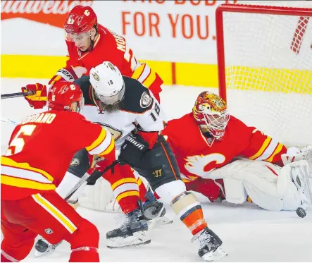 ?? AL CHAREST ?? The Flames’ Brian Elliott makes the save against the Anaheim Ducks in Calgary on Sunday. The Ducks won 4-3.