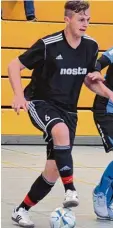  ?? Foto: Walter Brugger ?? Mit seinem Team der SSV Höchstädt peilt Marcel Zengerle (am Ball) die End  runde um die Landkreism­eisterscha­ft im Futsal an.