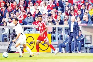  ?? — Gambar Reuetrs ?? HEYNCKES (kanan) menyaksika­n pemainnya beraksi pada perlawanan Bundesliga Jerman di antara Bayern dan Freiburg di Allianz Arena pada Sabtu lepas.