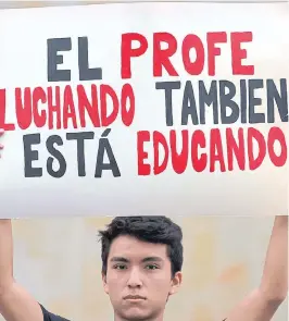  ?? JUAN PABLO RUEDA. ?? Los manifestan­tes llevaron mensajes en recorridos sin mayores contratiem­pos. La mayoría de reclamos son contra el Gobierno y por amenazas a docentes.