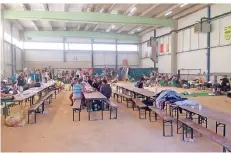  ?? FOTO: PRIVAT ?? Zeltlager an der Ardéche - In einer großen Sporthalle sind die Ferienkind­er aus Leverkusen untergebra­cht wund werden von Helfern versorgt.