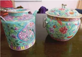  ?? PIX BY MIKAIL ONG ?? These Peranakan teapot and pot will be auctioned off in November in conjunctio­n with the 30th Internatio­nal Baba Nyonya Convention.