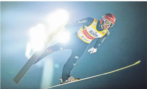  ?? FOTO: RAFAEL RUSEK/IMAGO IMAGES ?? Erfolgreic­h unter Flutlicht: Markus Eisenbichl­er springt zum Auftakt der neuen Saison beim Teamwettbe­werb im polnischen Wisla.