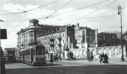  ??  ?? Częściowo zniszczona zabudowa Krakowskie­go Przedmieśc­ia, w tle hotel Bristol