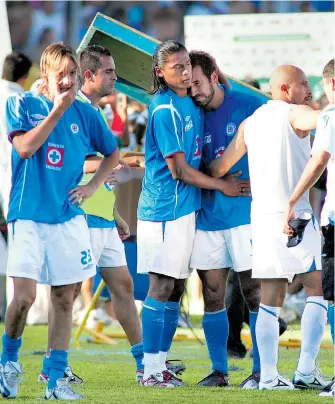  ?? EDGAR QUINTANA/MEXSPORT ?? Jugadores de Cruz Azul, se lamentan durante el juego de la final del Torneo de Clausura 2008 ante Santos-Laguna.