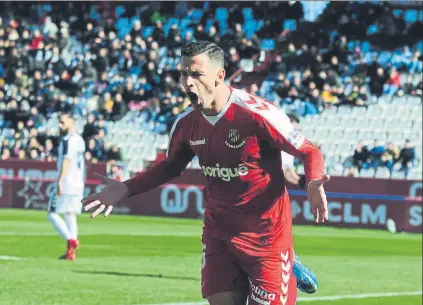  ?? FOTO: LOF ?? Álvaro Vázquez celebra su gol al Albacete. El delantero dio los tres puntos al Nano Rivas y los grana igualan en la tabla a los manchegos