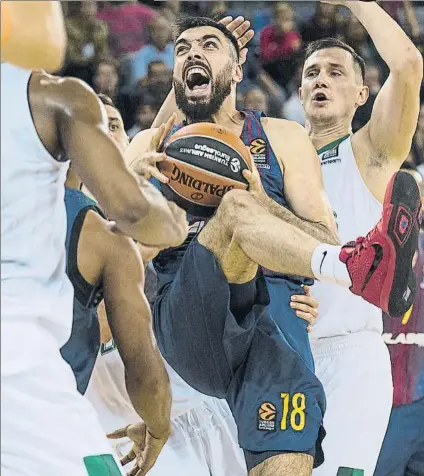  ?? FOTO: PERE PUNTÍ ?? Pierre Oriola, ala-pívot del Barça, capturando un rebote en un encuentro de la presente temporada