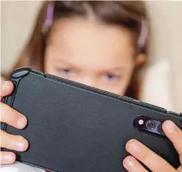  ?? Foto: Mascha Brichta/dpa-tmn ?? Viele Spiele auf dem Smartphone locken mit In-Game-Käufen, manchmal reichen ein paar Klicks. Gerade für Kinder kann das eine große Versuchung sein.