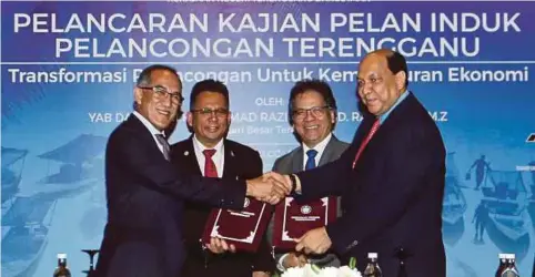  ??  ?? SETIAUSAHA Kerajaan Terengganu, Datuk Wan Nawawi Wan Ismail (kiri) bertukar dokumen persefaham­an bersama Naib Presiden Eksekutif Pemandu, Datuk Dr Amin Khan (kanan) sambil disaksikan Ahmad Razif (dua dari kiri) dan Idris.