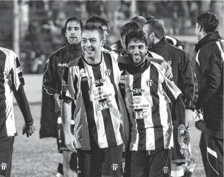  ?? FOTO: PABLO PRESTI-LA NUEVA ?? Abrazo de goleada, Mauro Olivi recibe la felicitaci­ón de Nicolás Iubatti. El Pampa entró muy enchufado.