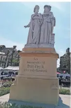  ?? FOTO: ROLF MINDERJAHN ?? Maaseik ist die Geburtssta­dt der berühmten Malerbrüde­r Jan und Hubert van Eyck. Ihr Denkmal steht auf dem pittoreske­n Marktplatz.