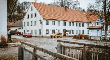  ?? Archivfoto: Julian Leitenstor­fer ?? Das frühere Wirtshaus Goggl in Unterdieße­n soll einem Dorfgemein­schaftshau­s weichen. Es ist das größte Projekt der Gemeinde in den kommenden Jahren.