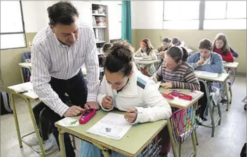  ?? Valerio Merino ?? Un maestro ayuda a una alumna, en el colegio de los salesianos de Córdoba