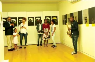  ??  ?? PAULINO DAMIÃO| EDIÇÕES NOVEMBRO Estudantes da Universida­de Privada de Angola expõe na galeria Hall de Lima