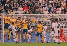  ?? LAPRESSE ?? La punizione del momentaneo 2-0 di Miralem Pjanic, 28 anni