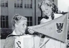  ?? FOTO: PRIVAT ?? die Jugendcham­pions von 1953: Sigrid Bühler (Akkordeon, links) und Helga Birk (Mundharmon­ika).