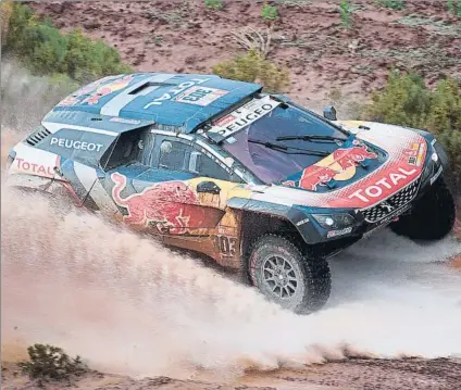  ?? FOTO: AP ?? Segunda victoria de etapa de Carlos Sainz y Lucas Cruz El error de Peterhanse­l les permitió liderar ahora con más de 1 hora de margen