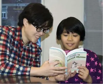  ?? VALERIE HAUCH ?? Vivian Hsu and her daughter, Nancy Lin, read at the library. Nancy moved to Canada earlier this year from Taiwan.