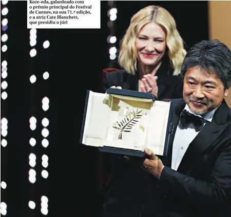  ??  ?? Kore-eda, galardoado com o prémio principal do Festival de Cannes, na sua 71.ª edição, e a atriz Cate Blanchett, que presidiu o júri