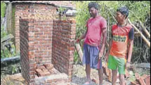  ?? CHANDAN PAU/HT ?? Rajesh Mahto shows his underconst­ruction toilet at Bhuli area in Dhanbad.