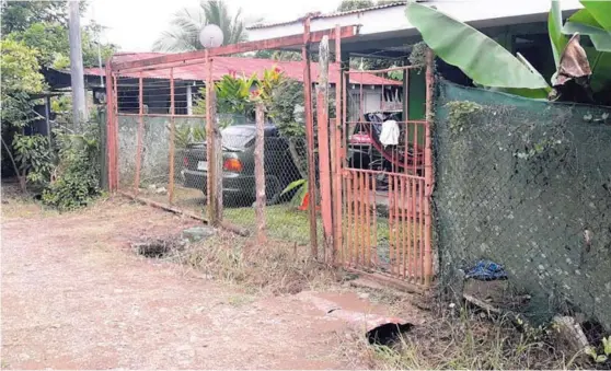  ?? ALFONSO QUESADA ?? La víctima, quien reside en esta casa, fue llevada primero al Hospital Tomás Casas, en Ciudad Cortés, y de allí se le trasladó al Hospital Escalante Pradilla, en Pérez Zeledón, debido a la gravedad de sus lesiones.