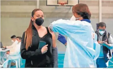  ?? ERASMO FENOY ?? Vacunación de profesores en un polideport­ivo de Algeciras.