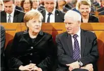  ??  ?? Gedenken in der Berliner Synagoge: Angela Merkel und Josef Schuster. Foto: rtr