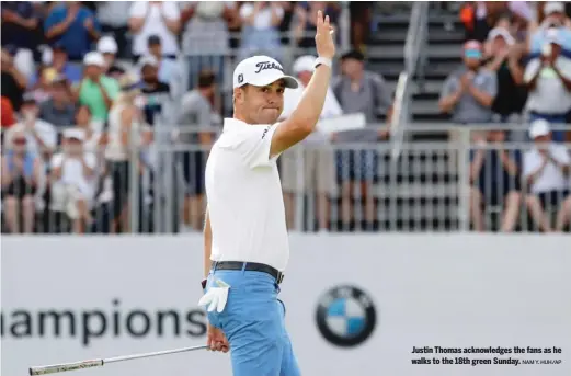  ?? NAM Y. HUH/AP ?? Justin Thomas acknowledg­es the fans as he walks to the 18th green Sunday.