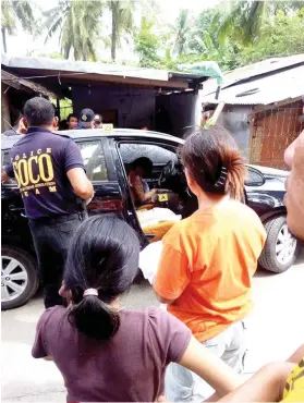  ?? CONTRIBUTE­D FOTO ?? CRIME IN TABUELAN. A policewoma­n assigned at the Cebu Provincial Police Office headquarte­rs is the third active police officer to be killed by unidentifi­ed gunman in the last 30 days.