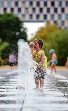  ?? Foto: Michal Sváček, MAFRA ?? Nové vodní atrakce Na Pankráci včera potěšily hlavně děti. Metropoli zalilo horko. Nejvyšší teplotu však naměřili meteorolog­ové v Husinci-Řeži u Prahy, a to 37,2 stupně Celsia.