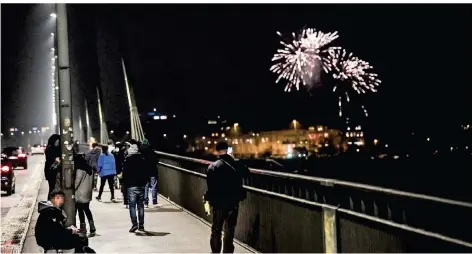  ?? RP-FOTOS (2): ANDREAS BRETZ ?? Auf der Rheinknieb­rücke, die sonst gerne als Treffpunkt zum Anschauen des Feuerwerks genutzt wird, war es dieses Jahr deutlich leerer.