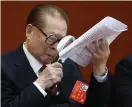  ?? FOTO: EPA/WU HONG ?? FORTFARAND­E MED. Ryktena om att Kinas forne ledare Jiang Zemin avlidit visade sig vara falska, 91-åringen deltog i partikongr­essen.