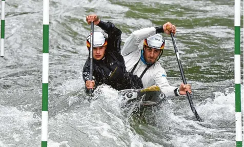  ?? Foto: Fred Schöllhorn ?? Volle Fahrt voraus. Elena Apel und Sideris Tasiadis nehmen im Canadier Mixed am Heimweltcu­p in Augsburg teil.