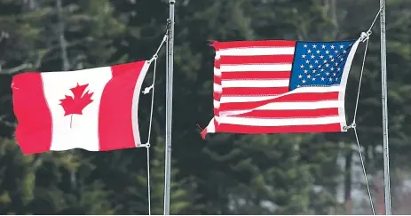  ?? FOTO: AFP ?? Las banderas canadiense y estadounid­ense se ven en la frontera de EE UU. Miles de refugiados estarían tratando de pedir asilo a Canadá ante las amenazas de deportació­n de Donald Trump.