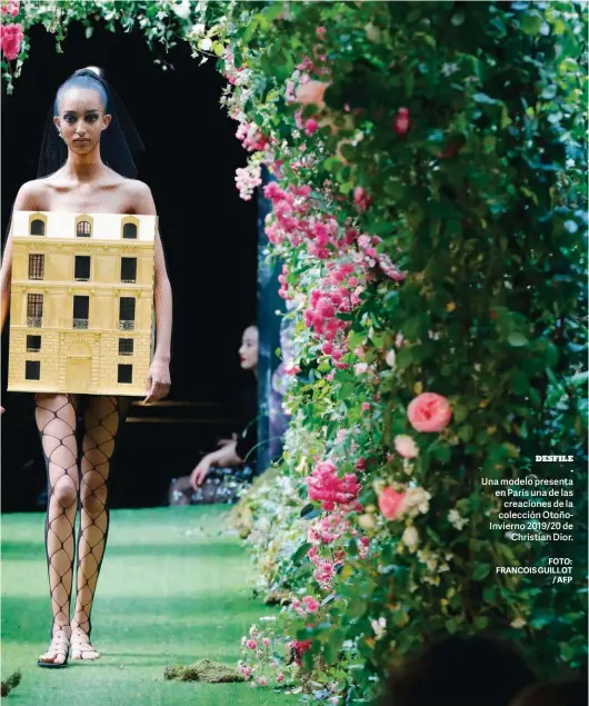  ?? FOTO: FRANCOIS GUILLOT / AFP ?? DESFILE - Una modelo presenta en París una de las creaciones de la colección OtoñoInvie­rno 2019/20 de Christian Dior.