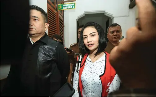  ?? HARIYANTO TENG/JAWA POS ?? MAKIN TEGAR: Vanessa Angel meninggalk­an ruang sidang setelah menjalani sidang tertutup di PN Surabaya kemarin.