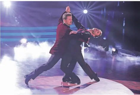  ?? FOTO: ANDREAS RENZ/DPA ?? Nicolas Puschmann und Vadim Garbuzov tanzen in der RTL-SHOW „Let`s Dance“.