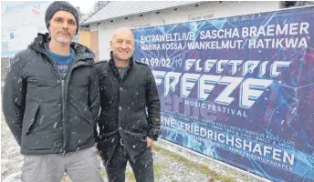  ?? FOTO: HARALD RUPPERT ?? Das Wetter passt zum neuen Electric Freeze-Festival: Organisato­r Jormina Braun (links) und Kulturhaus CaserneGes­chäftsführ­er Claus-Michael Haydt holen Techno, House und Trance in den Fallenbrun­nen.