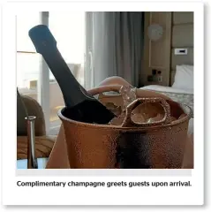  ??  ?? Compliment­ary champagne greets guests upon arrival.