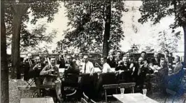  ??  ?? Eine typische Szene im Biergarten um . Regelmäßig kamen Gesellscha­ften per Bahn oder Kutsche, um im „Felsenkell­er“zu feiern. Foto: Herbert Glitsch