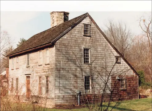  ?? Museum of Darien Archives / Contribute­d photo ?? The Pond Weed House, also known as “The House Under the Hill,” is one of the town’s oldest homes. This 1970s photo accompanie­s its listing on the The Nationally Register of Historic Places.